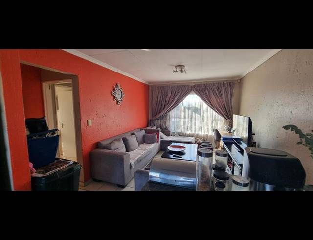 2 BEDROOM APARTMENT FOR SALE IN HEUWELSIG ESTATE